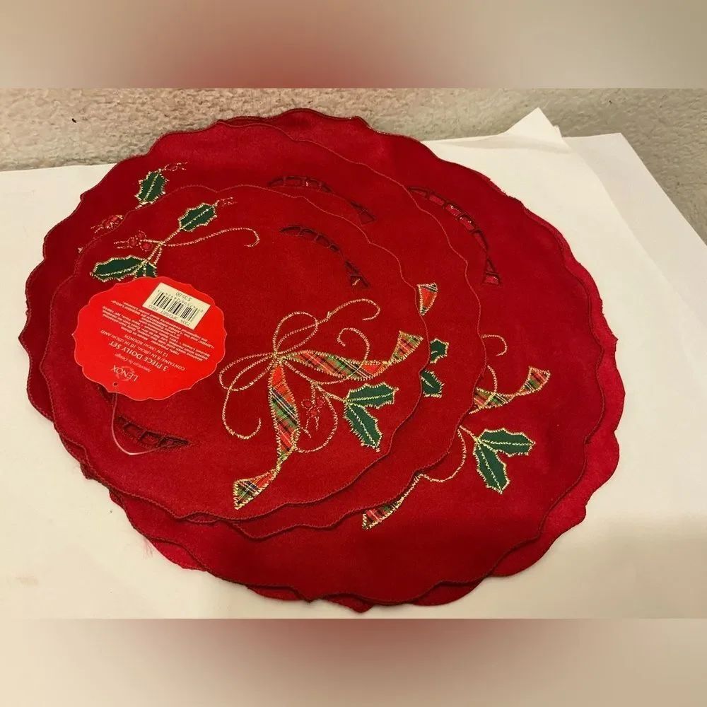 New Lenox Festive Red and Green Holiday Doily set 8,10 &12 inches $35